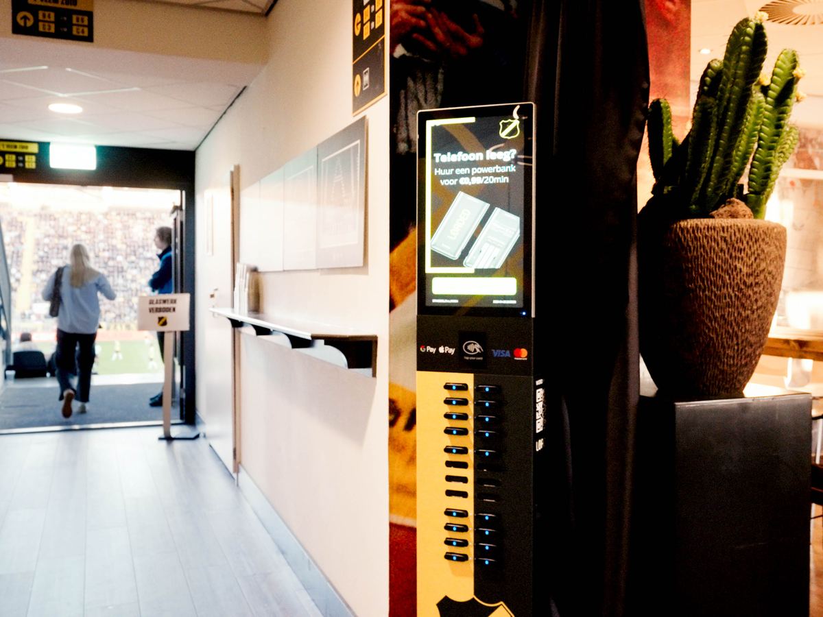 Loaded-powerbankstation in de kleuren van NAC Breda, in de gang naar de tribune
